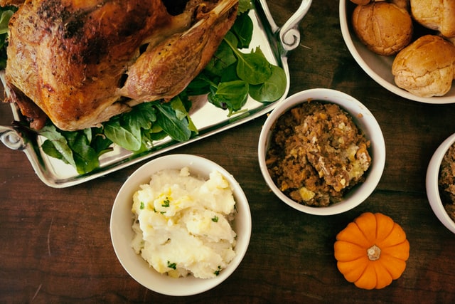 thanksgiving_dinner_with_turkey_rolls_and_mashed_potatoes